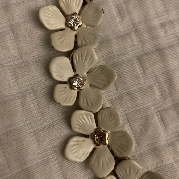 White flower floral necklace - Picture 4 of 6